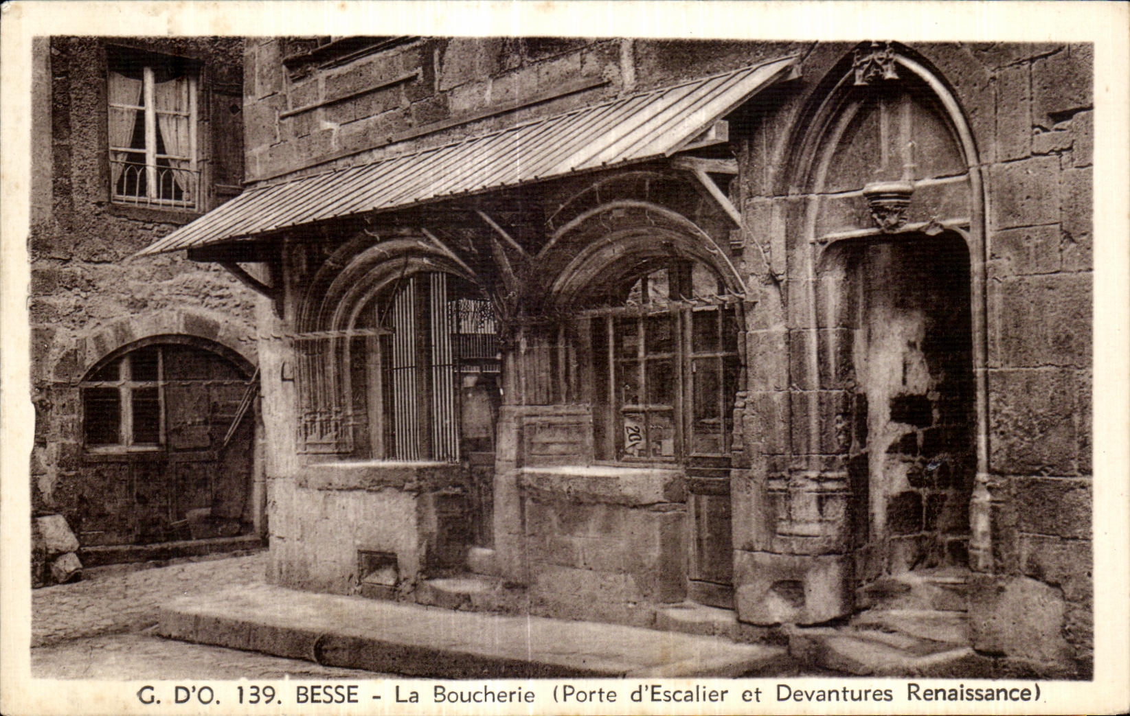 CPA Besse La Boucherie (porte d escalier et devantures Renaissance )