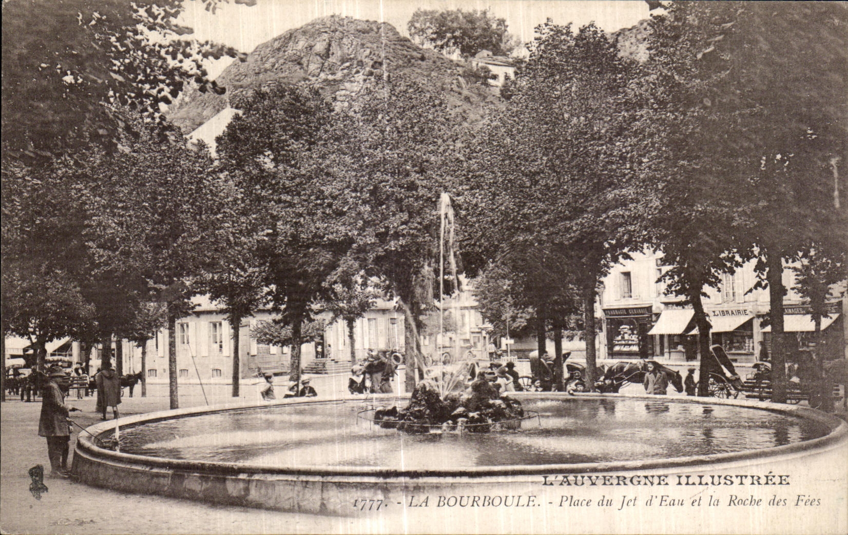 CPA L Auvergne Illustree La Bourboule Place du jet d Eau et la Roche des Fees