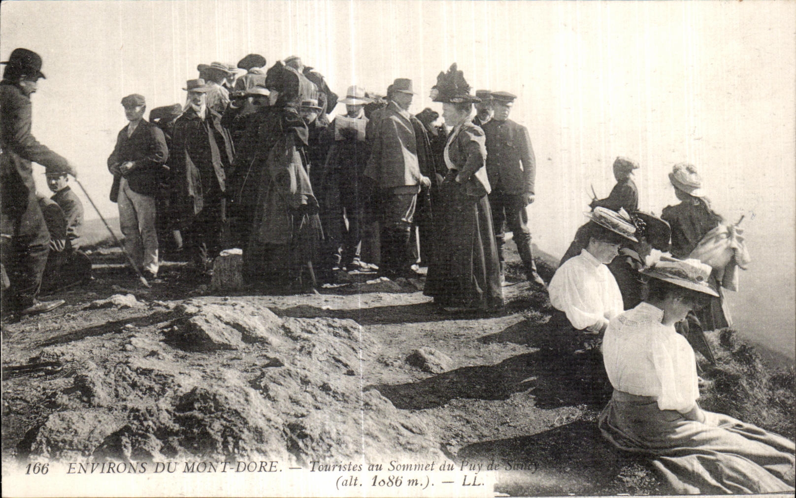 Environs du Mont-Dore — Touristes au Sommet du Puy de Sancy (alt. 1086 m.) — LL.
