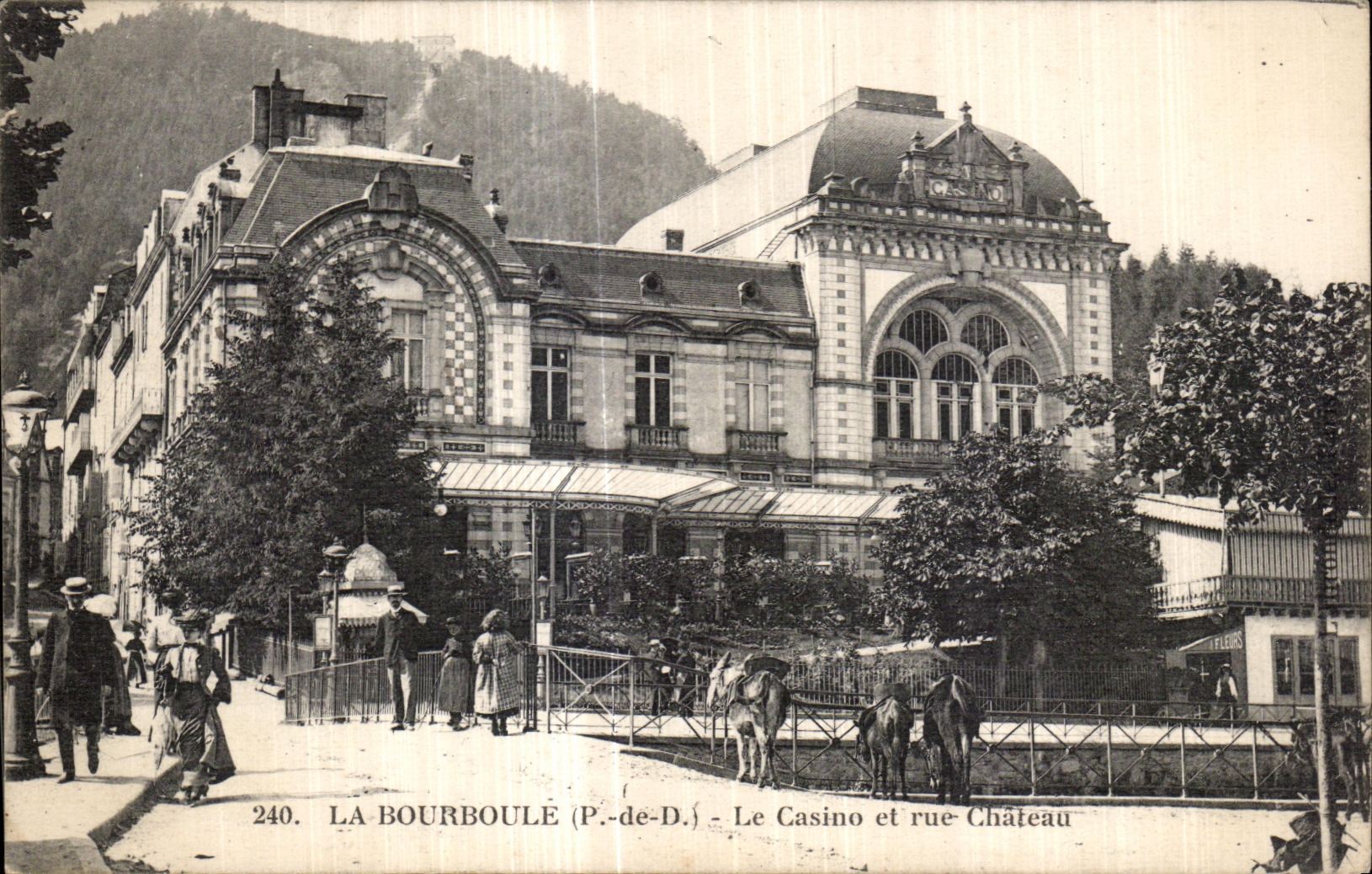 La Bourboule (P.-de-D.) — Le Casino et rue Château — Éditeur : 240