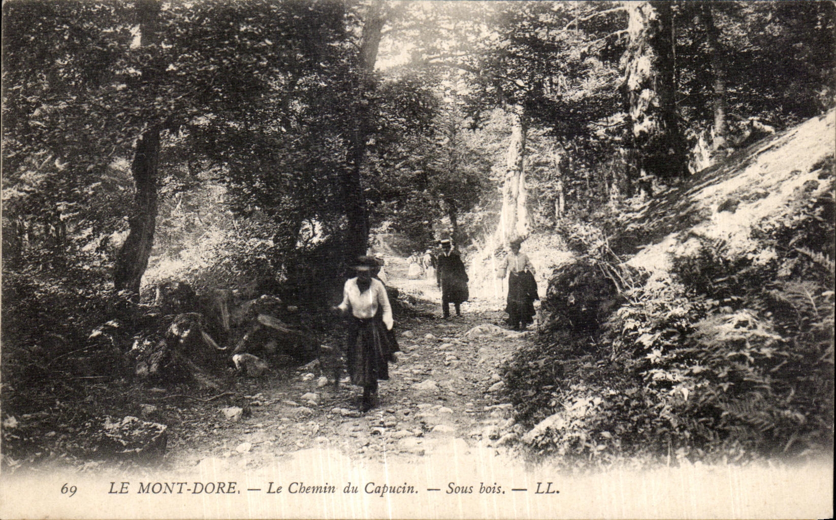 Le Mont-Dore — Le Chemin du Capucin — Sous bois — LL.