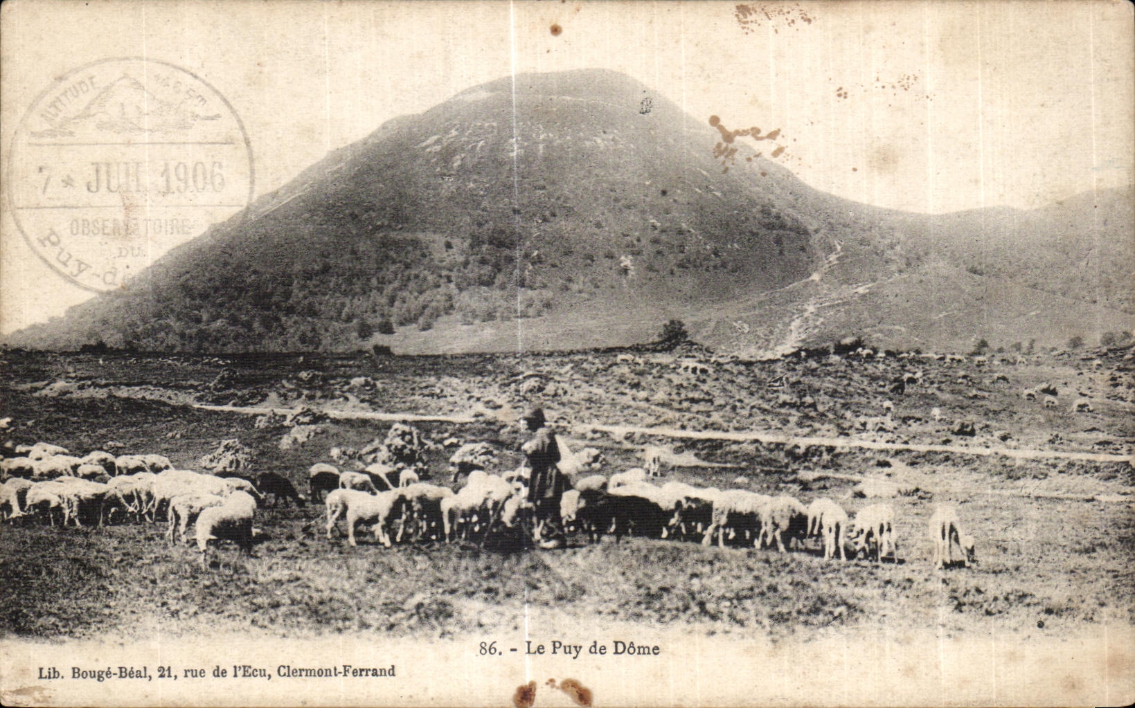 Le Puy de Dôme — vue pastorale avec moutons — Lib. Bougé-Béal, 21 rue de l’Ecu, Clermont-Ferrand