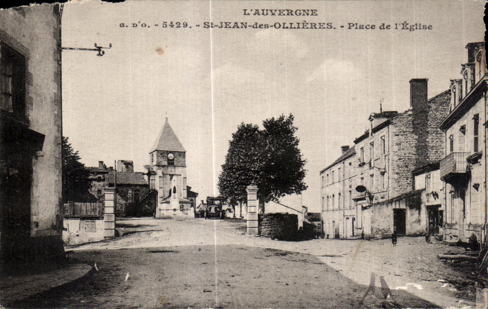 CPA L Auvergne St Jean des Ollieres Place de l Eglise