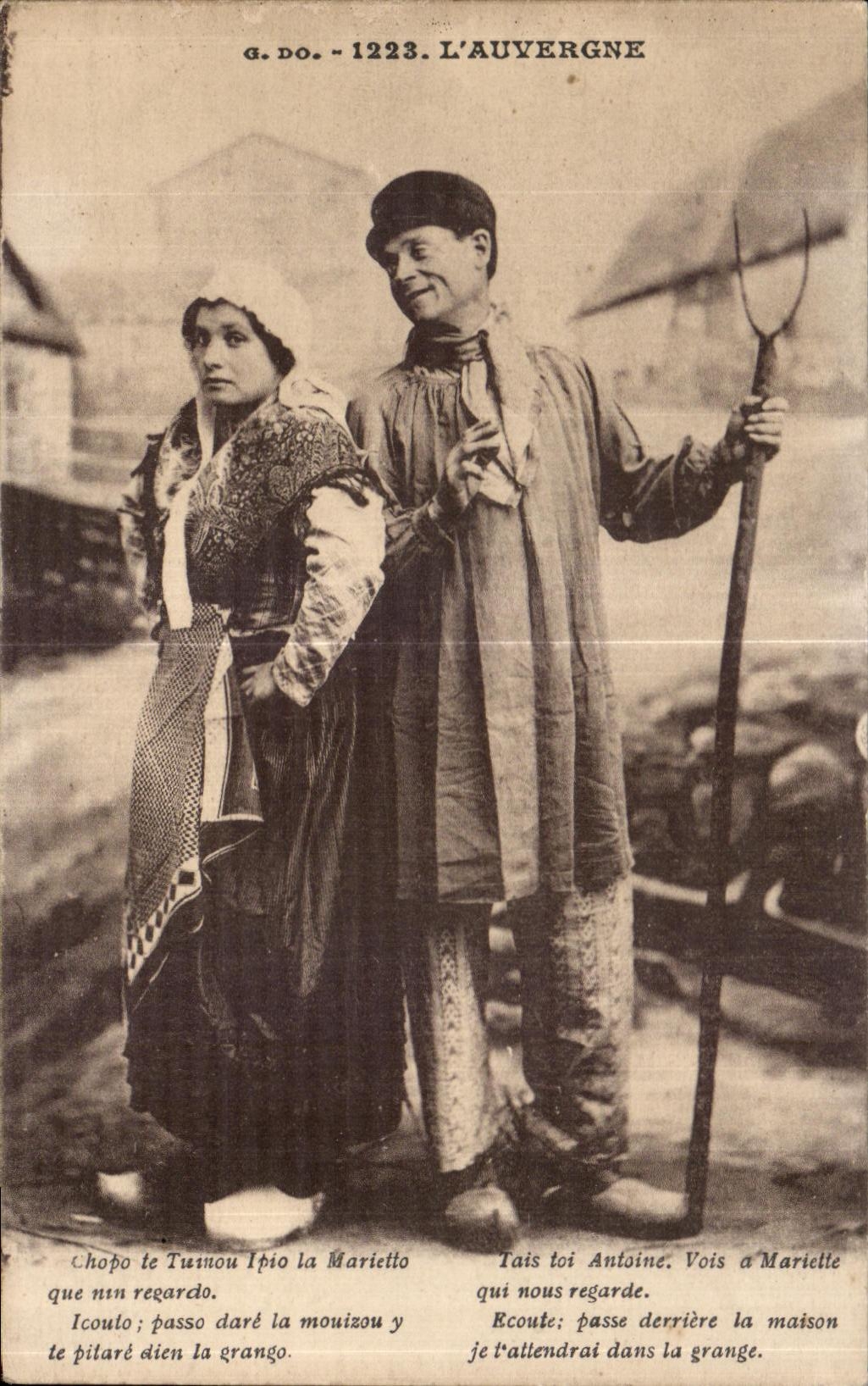 L'Auvergne — Scène de village avec couple en costume traditionnel — G. DO. - 1223. L'Auvergne