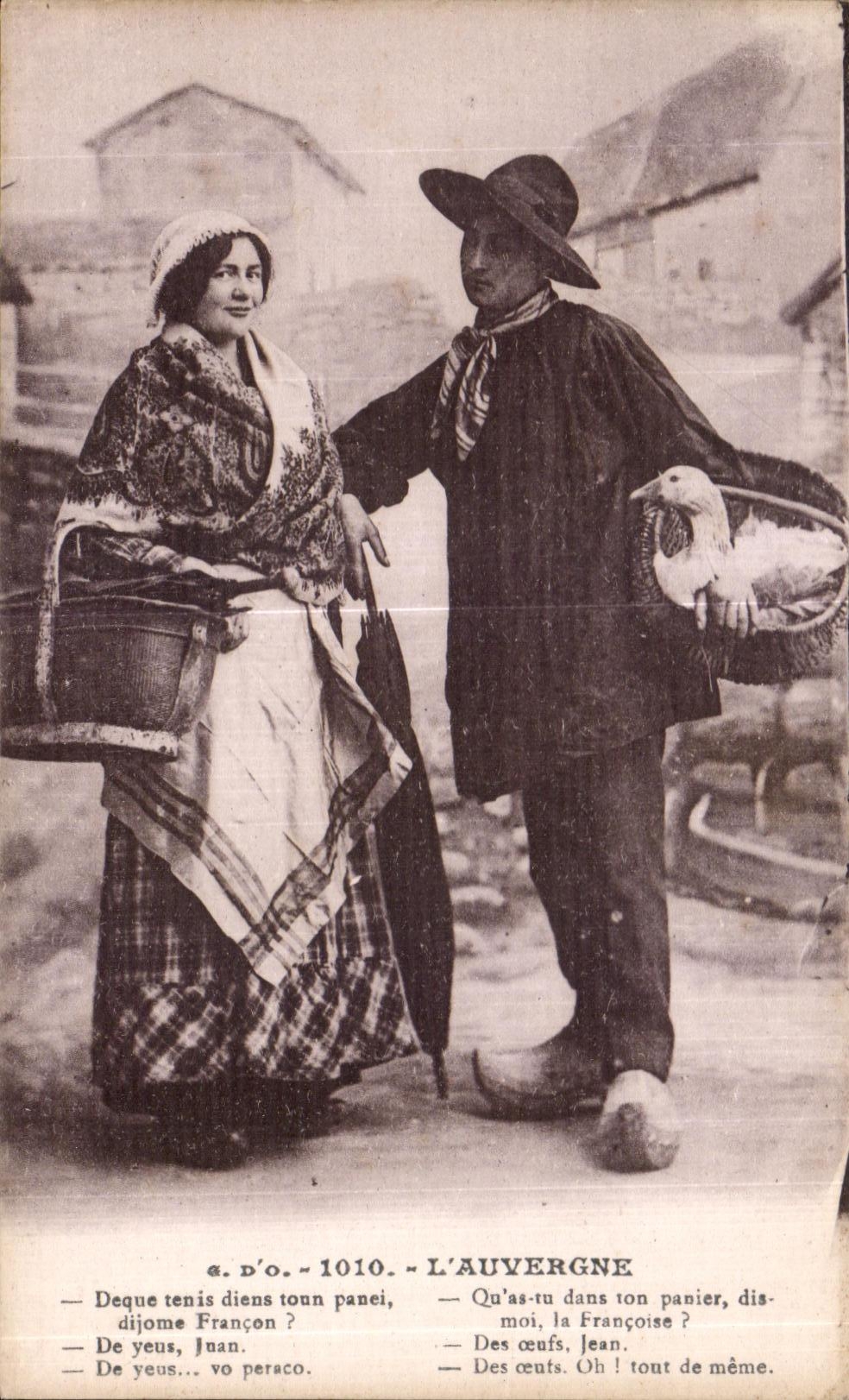 L'Auvergne — Scène de village avec couple en costume traditionnel — J. Gouttefangens, édit. Ollierguesa (P.-de-F.)