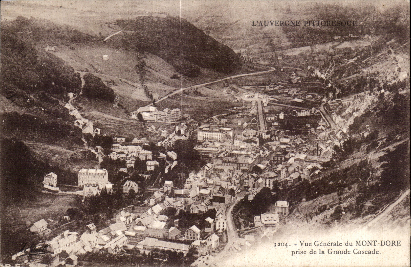CPA Vue Generale du Mont Dore prise de la Grande Cascade