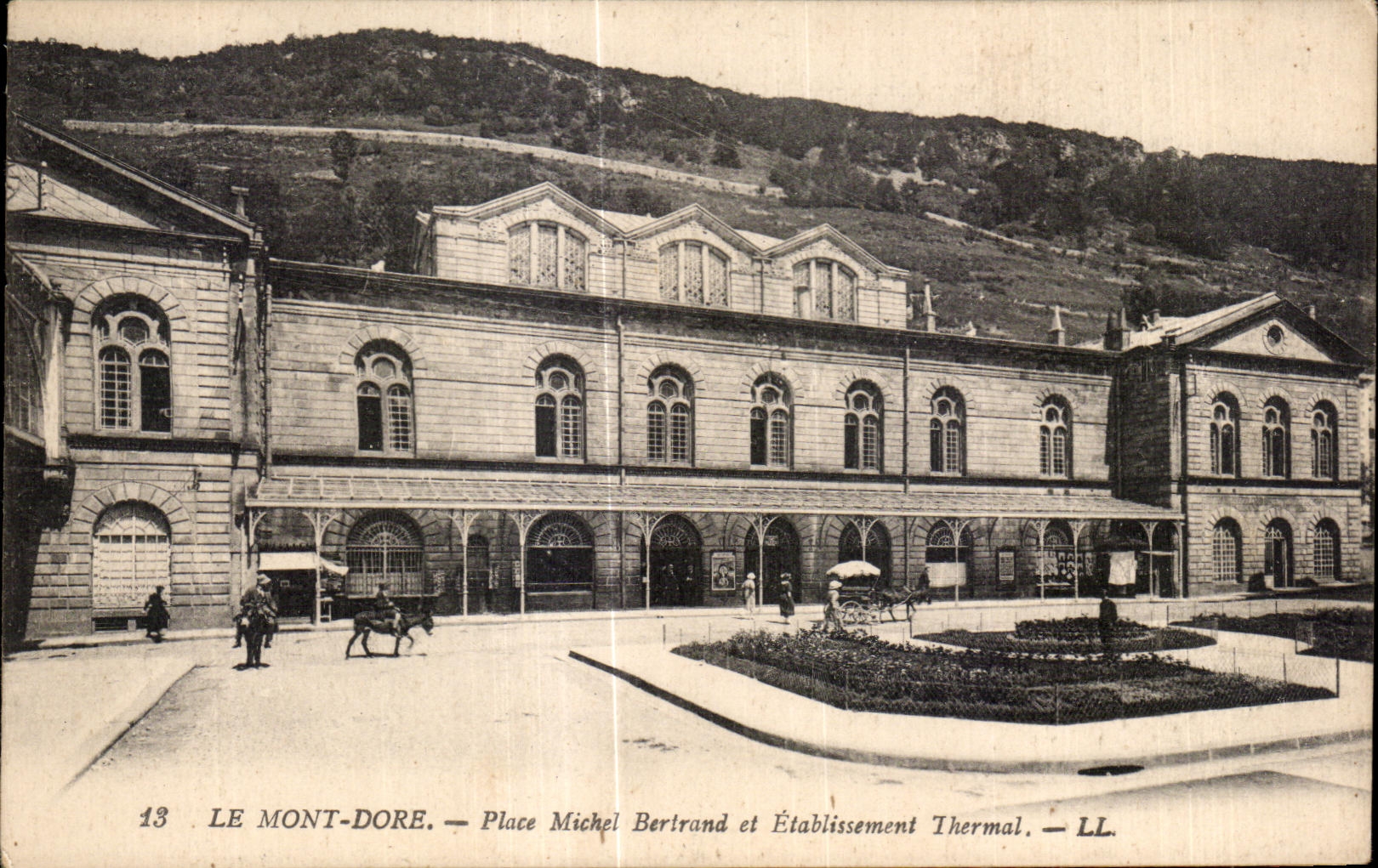 CPA Le Mont Dore Place Michel Bertrand et Etablissement Thermal