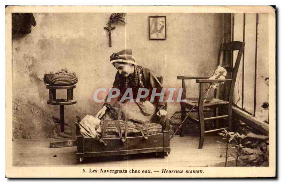 CPA Les Auvergnats chez eux Heureuse maman Folklore Costume