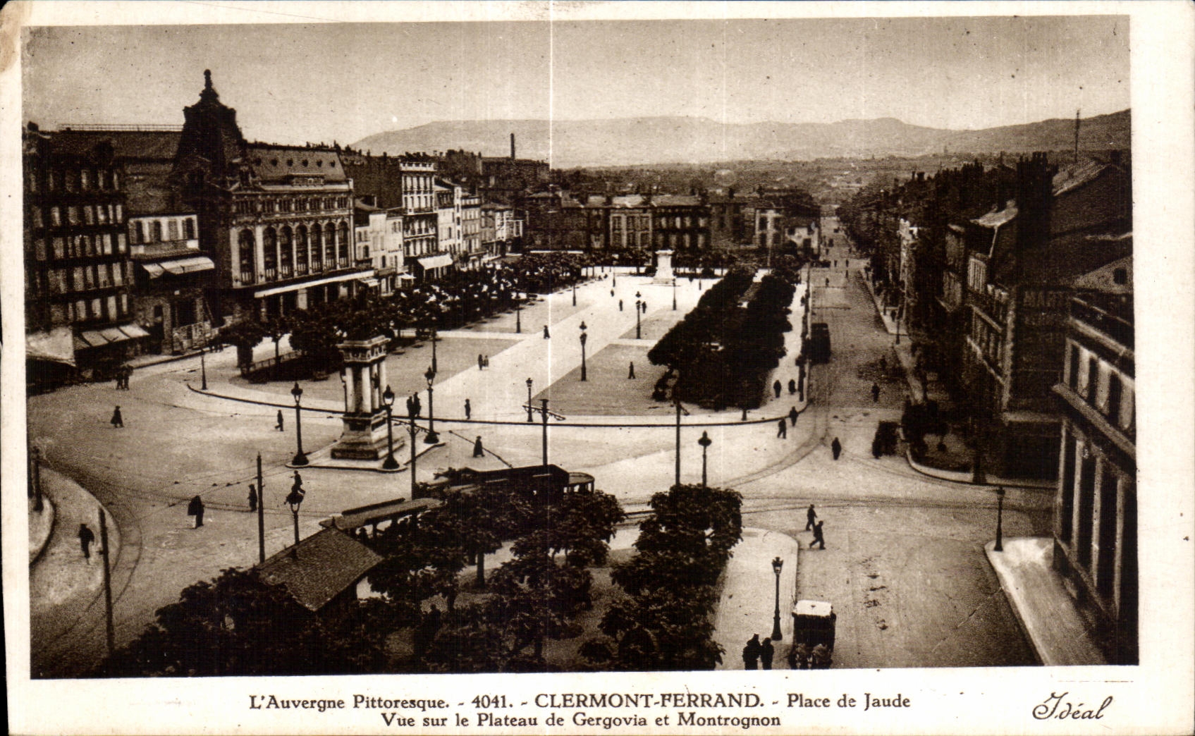 Clermont-Ferrand - Place de Jaude — Ansicht des Plateaus de Gergovia und Montrognon — Verlag Idéal, n° 4041