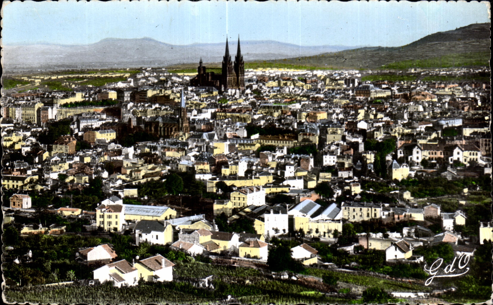 CPA L Auvergne Clermont Ferrand Vue generale a I horizon Cites Montferrand et Plateau de Gergovie