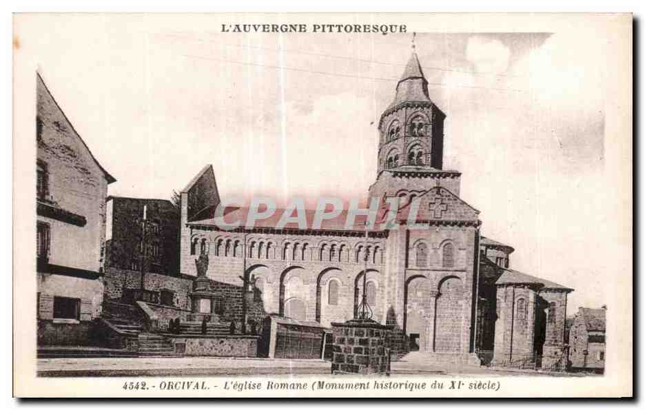 CPA Orcival L eglise Romane (Monument historique du XI siecle)