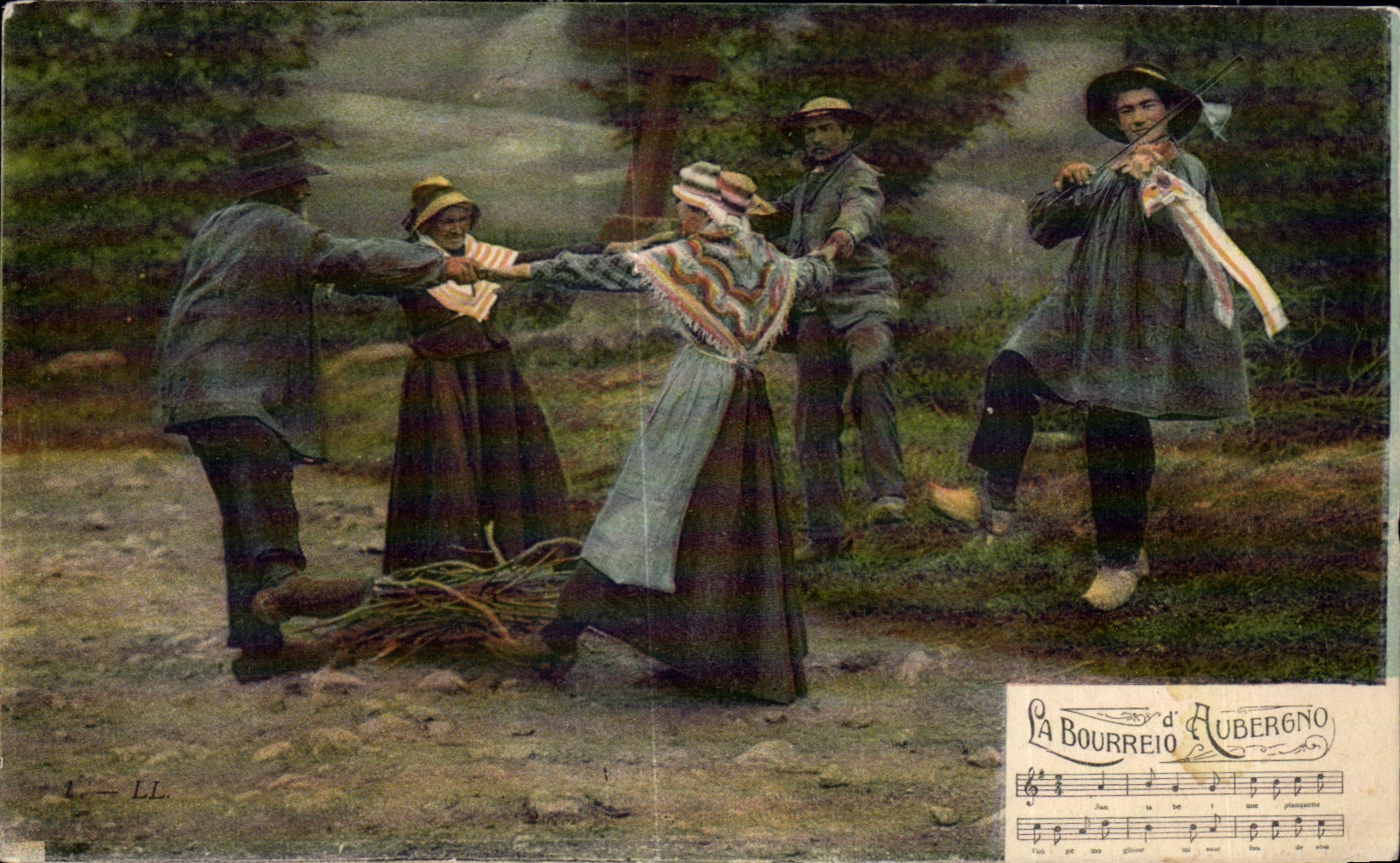 CPA La Bourreio d Aubergno Folklore Costume