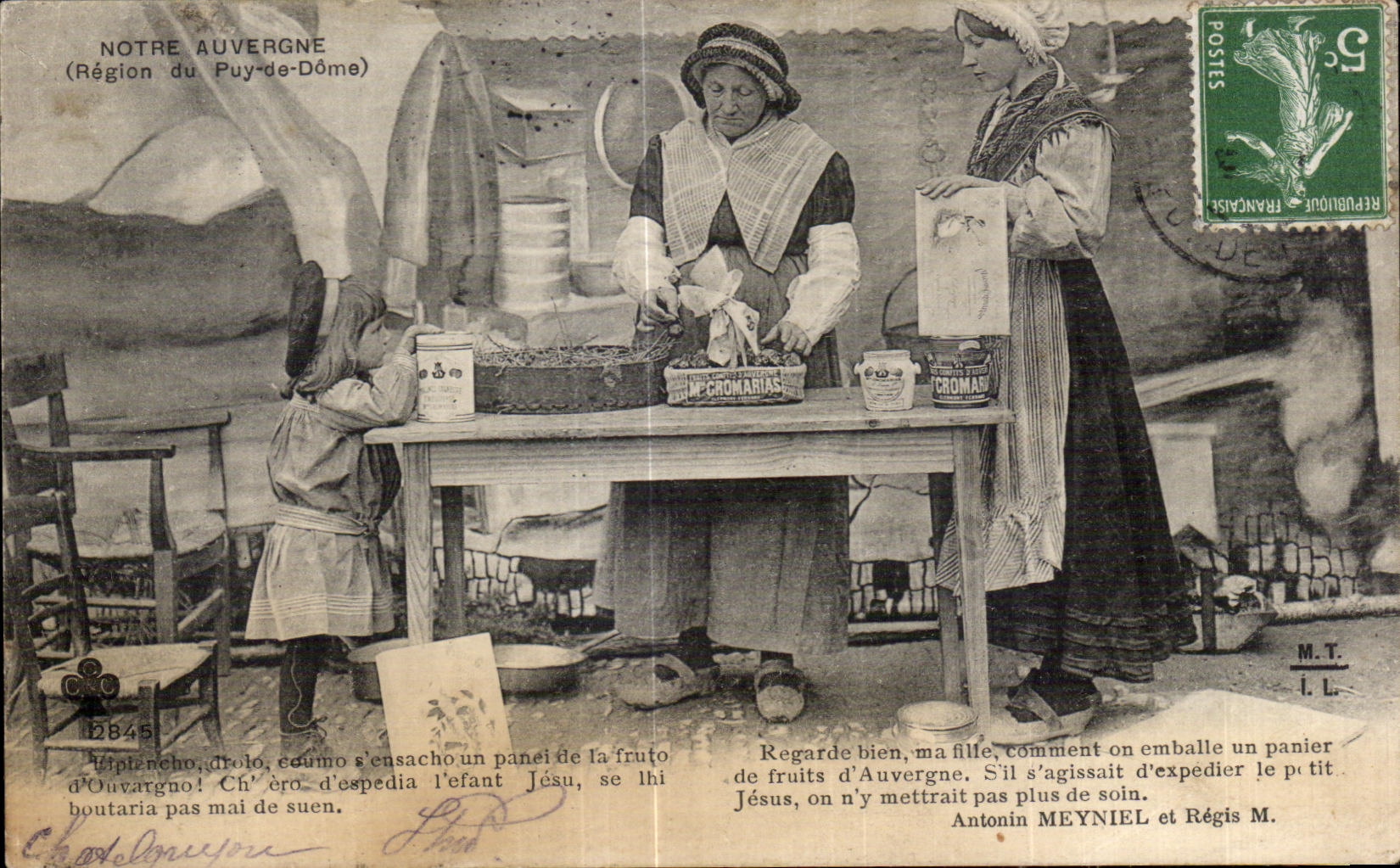 Femmes et enfant préparant des fruits d'Auvergne — Notre Auvergne (Région du Puy-de-Dôme) — Antonin MEYNIEL et Régis M.
