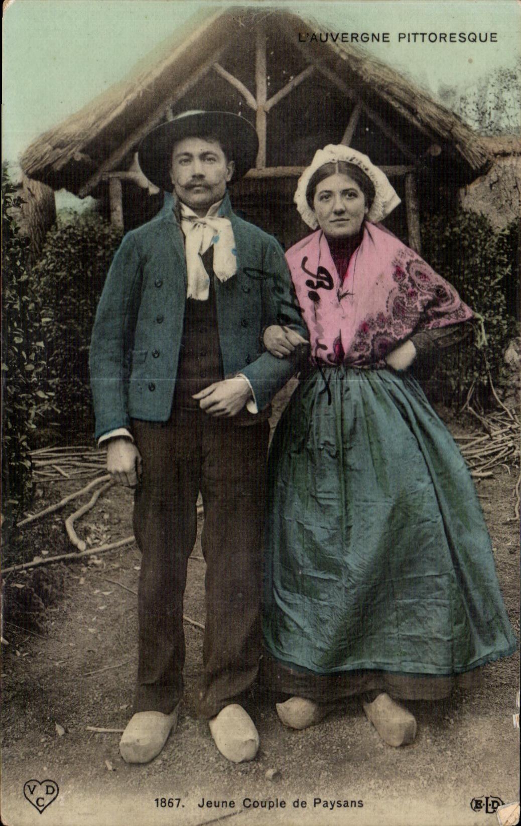CPA L Auvergne Pittoresque Jeune Coupie de Paysans Foklore Costume 
