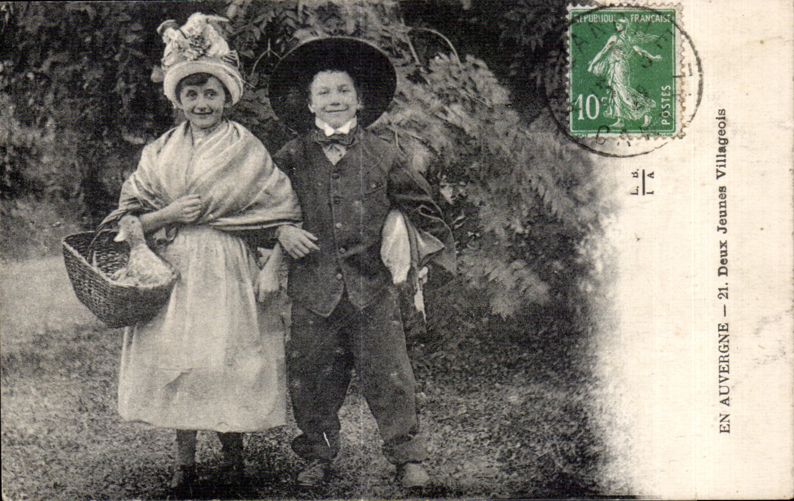 CPA En Auvergne Deux Jeunes Villageois Folklore Costume Enfants