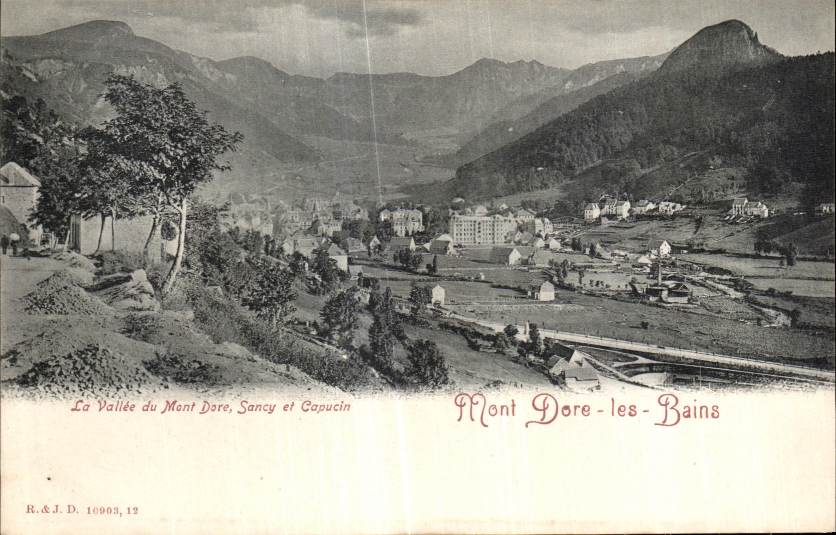 CPA Mont Dore les Bains La vallee Sancy et Capucin 