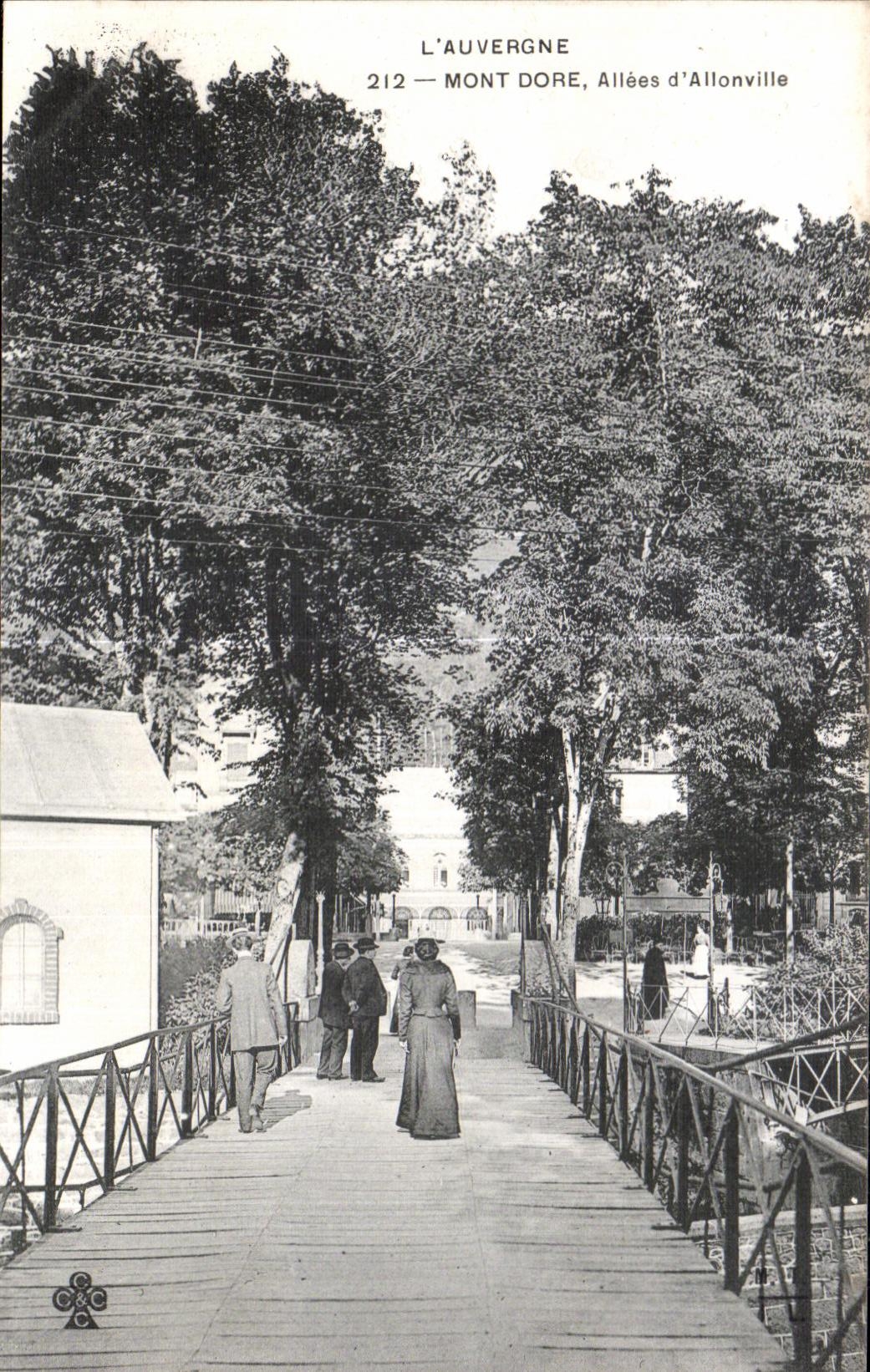 CPA L Auvergne Mont Dore Allees d Allonville