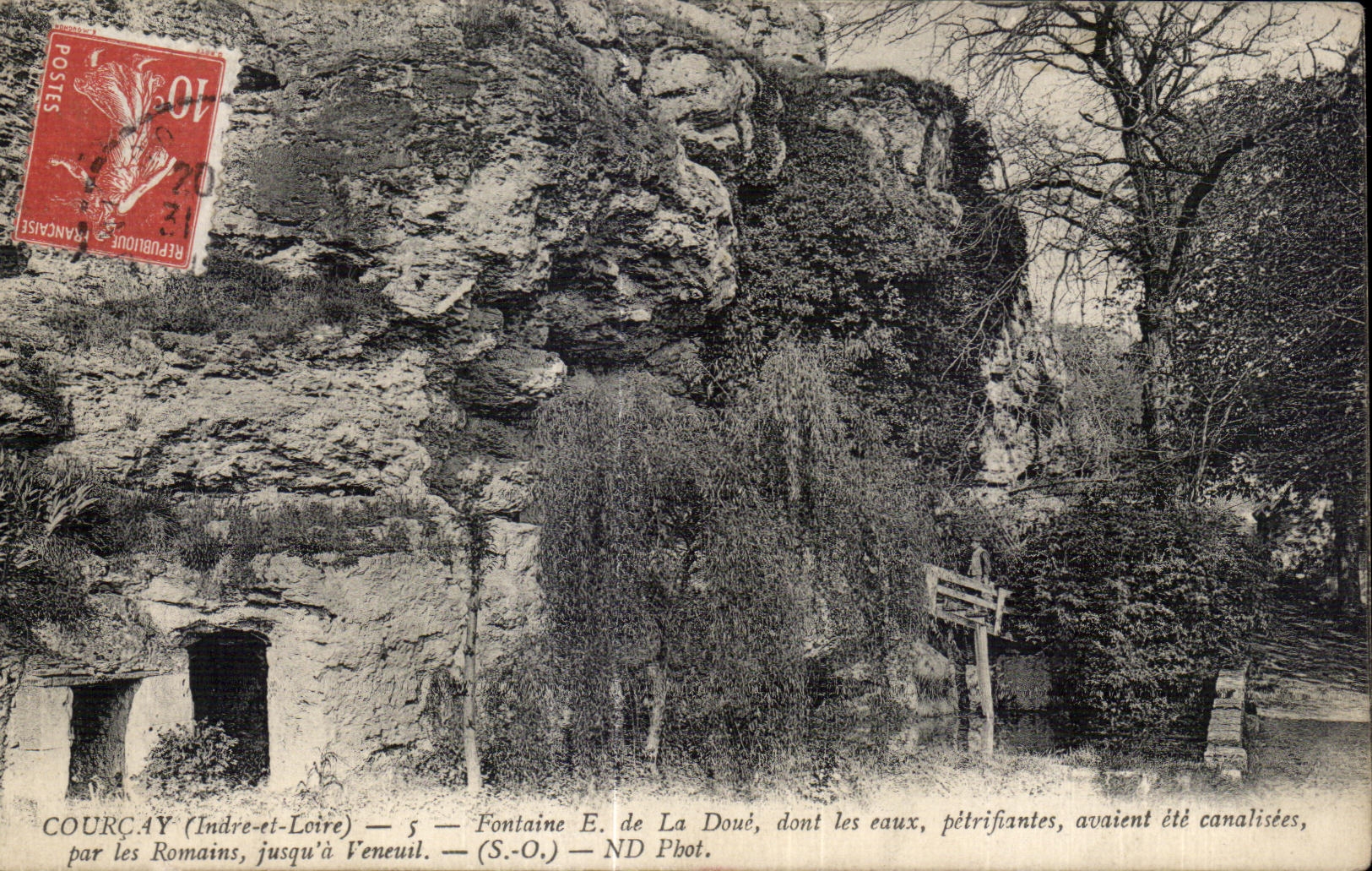 CPA Courcay (Indre et Loire) Fontaine de la doue dont les caux petrifiantes