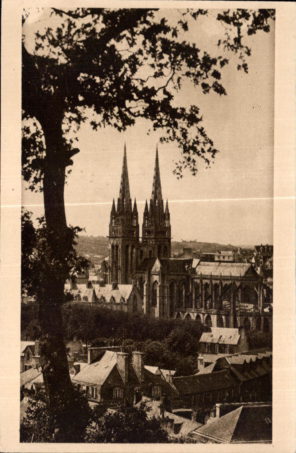 CPA Quimper La Cathedrale vue du Frugy
