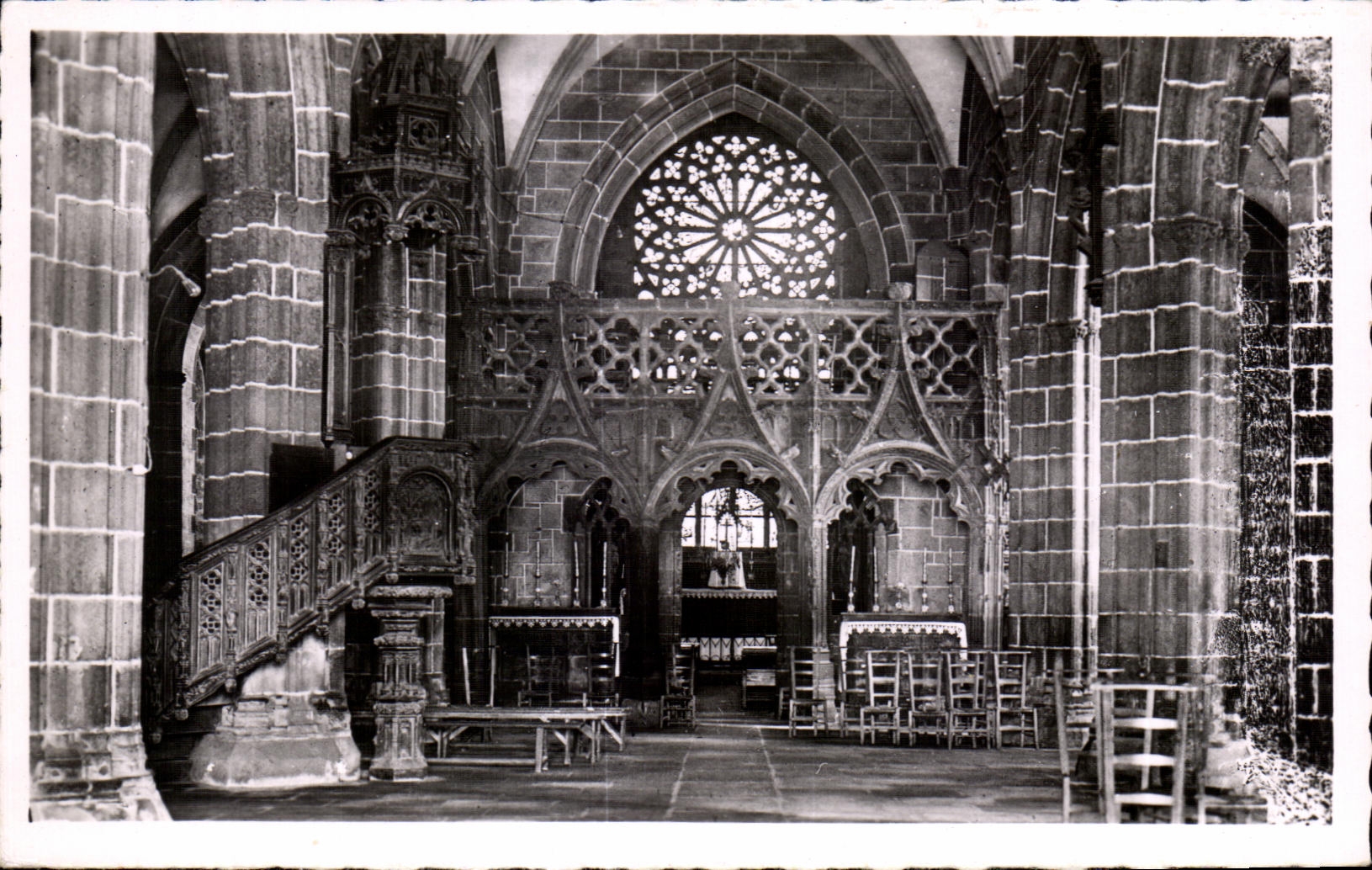 CPA Interieur de I Eglise de Le Folgoet Finistere