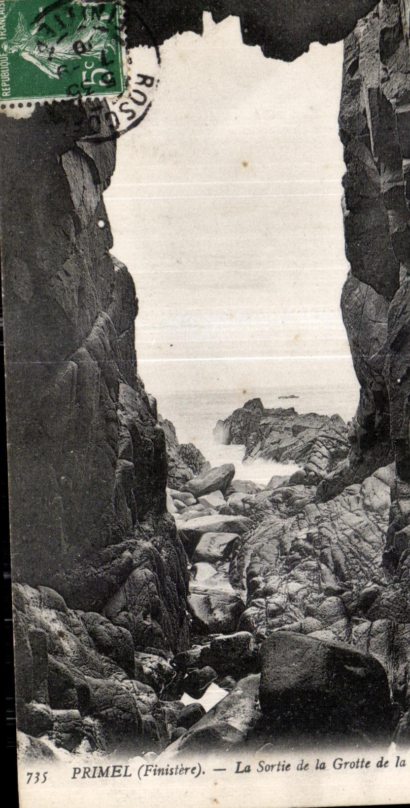 Primel (Finistère) — La Sortie de la Grotte de la Roche — éditeur inconnu, n° 735