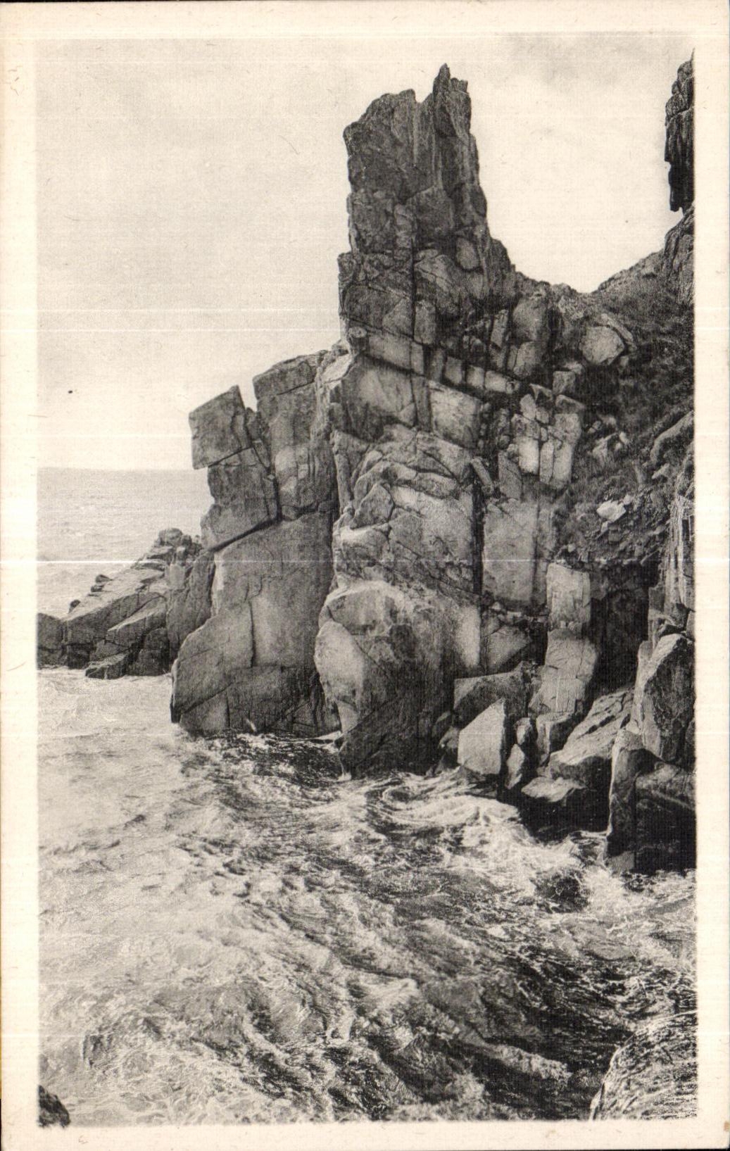 Rochers de la Falaise — Trégastel-Primel — Éditeur : Levé et Neurdein, Paris
