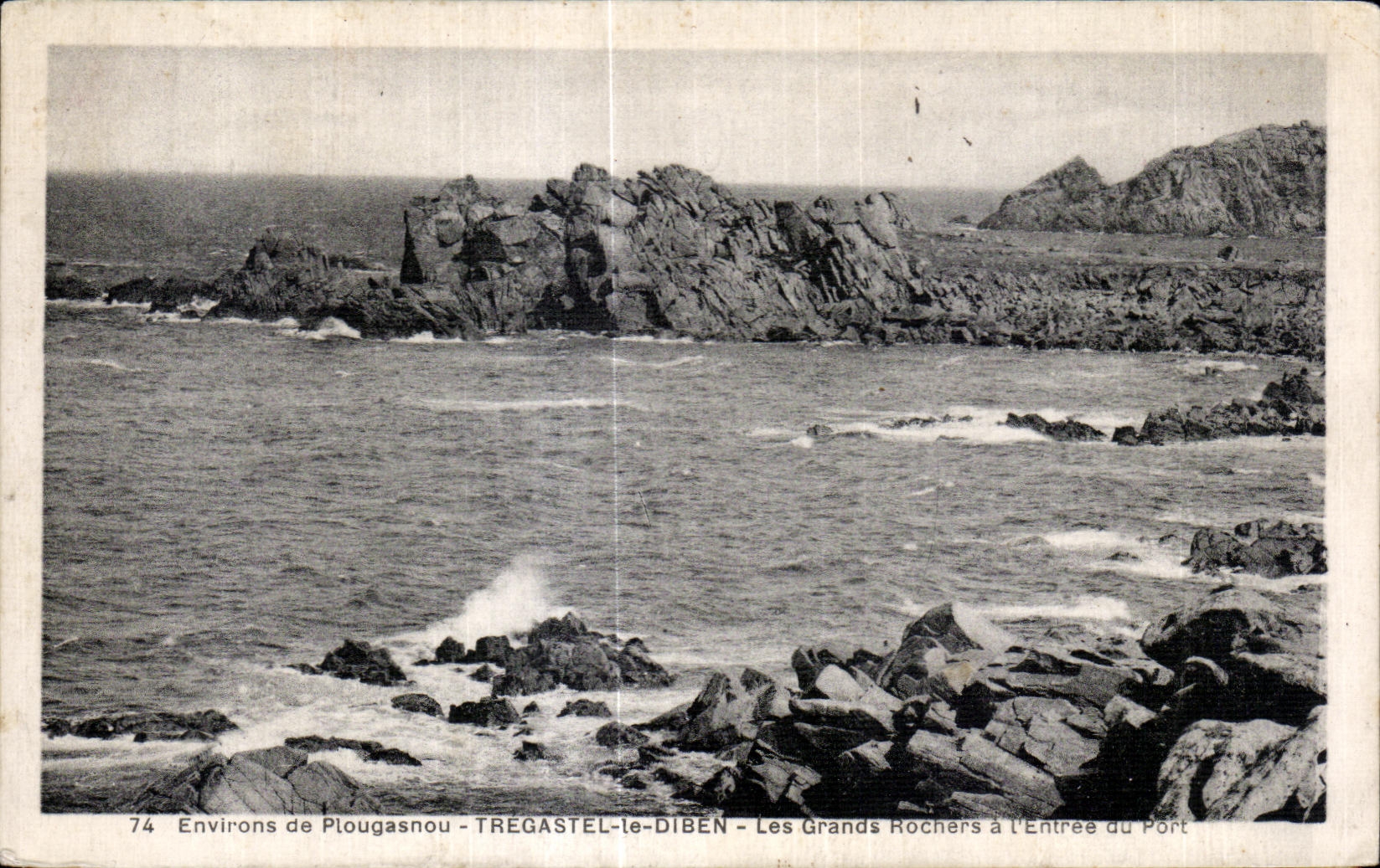 CPA Environs de Plougasnou Tregastel Le Diben Les Grands Rochers a I Entree du Port