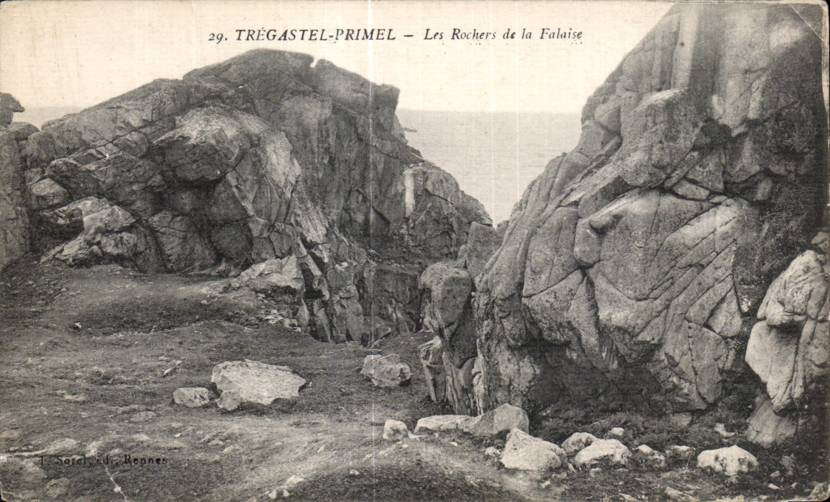 CPA Tregastel Primel Les Rochers de la Falaise