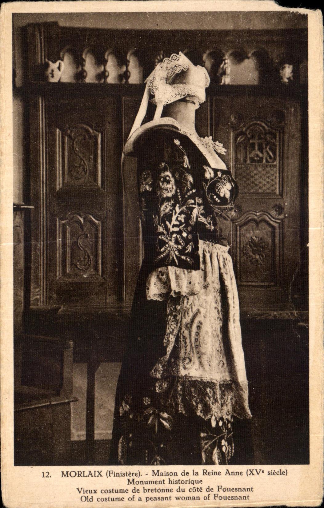 Maison de la Reine Anne (XVe siècle) — Vieux costume breton de Fouesnant — Morlaix (Finistère)