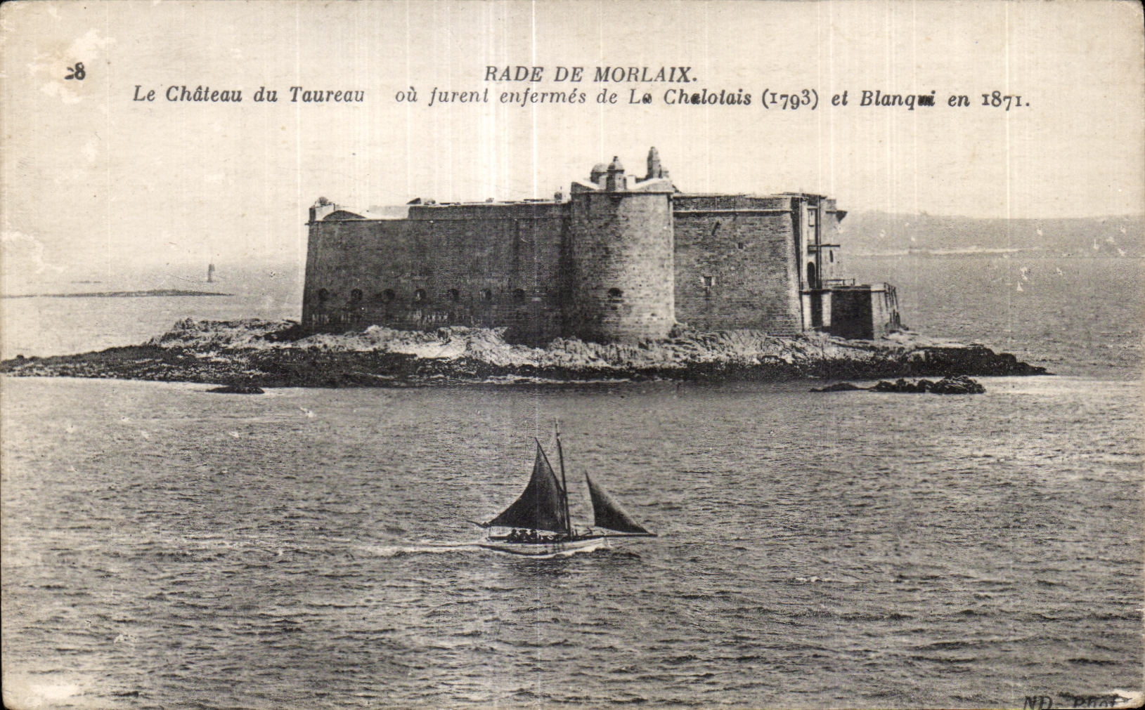 CPA Rade de Morlaix Le Chateau du Taureau ou furent enfermes de la Chalotais et Blanqui en 1871