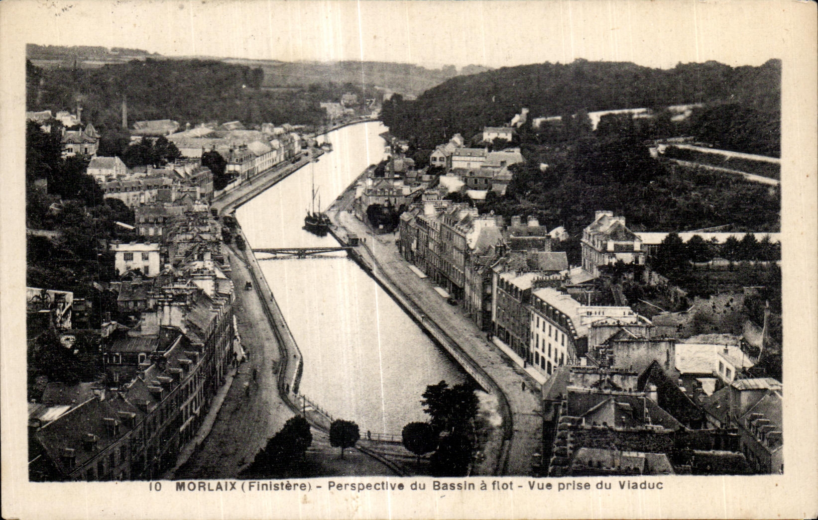 CPA Morlaix Perspective du Bassin a flot Vue prise du viaduc