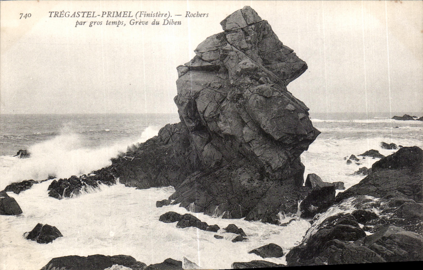 Trégastel-Primel (Finistère) — Rochers par gros temps, Grève du Diben — n°740