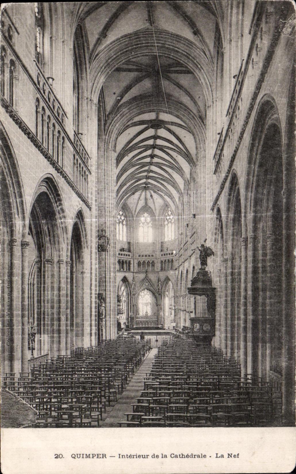 CPA Quimper Interieur de la Cathedrale La Nef
