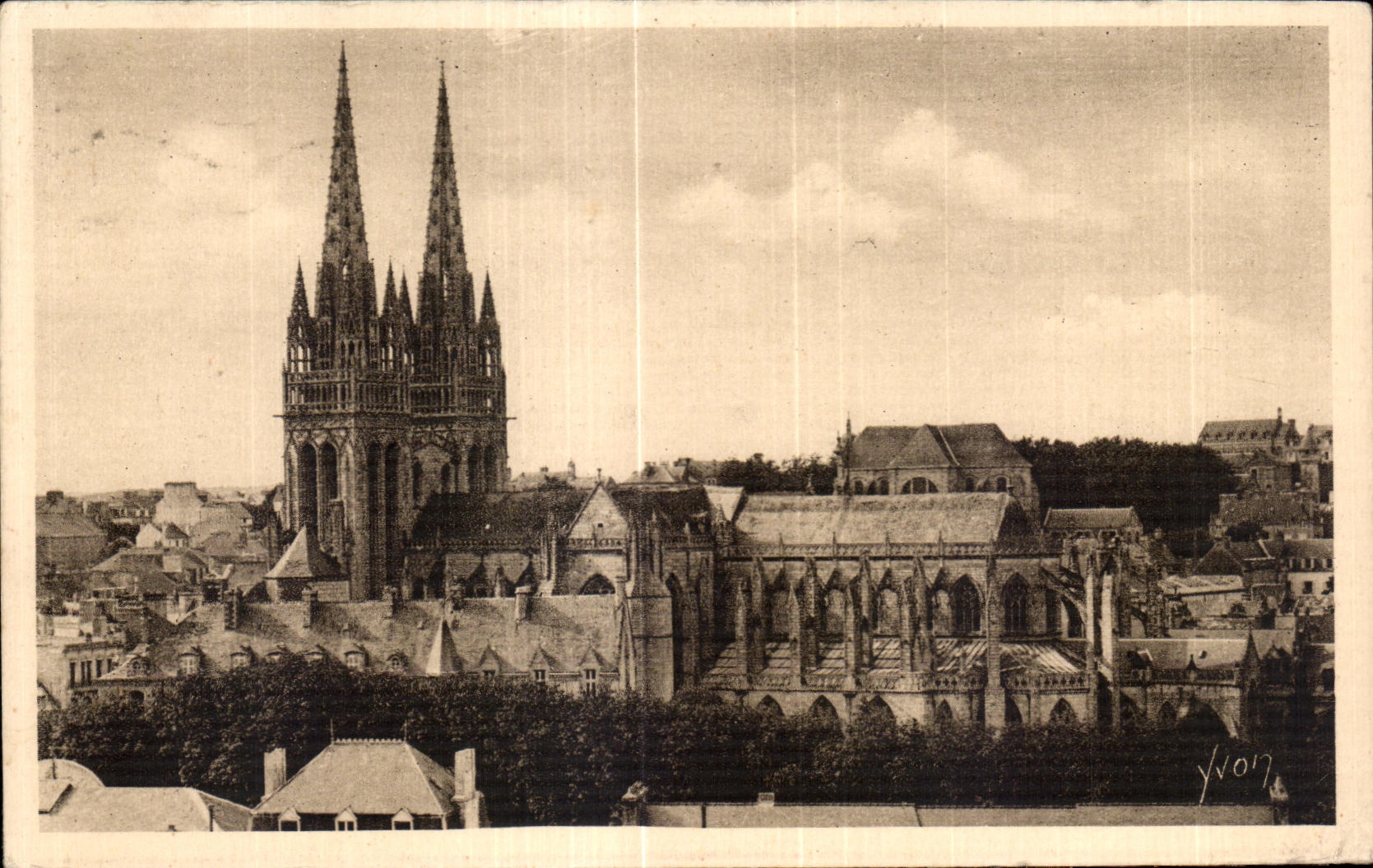 CPA Quimper La Cathedrale vue du Fruay