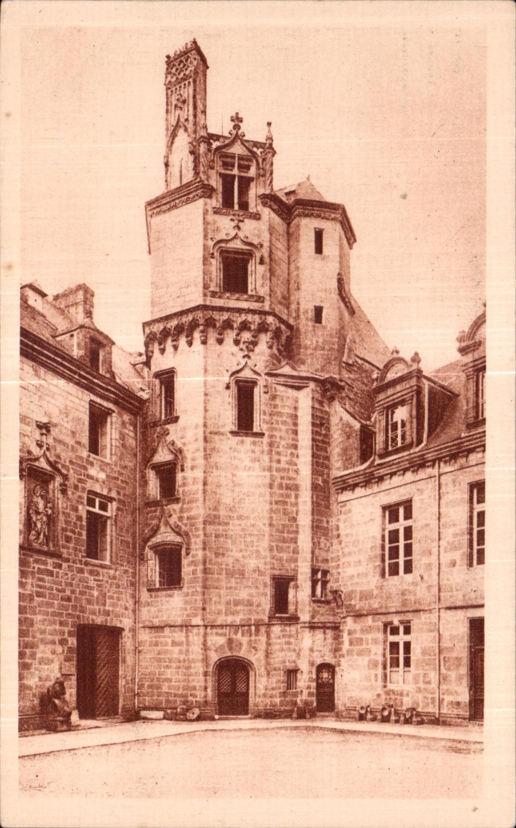 CPA Quimper Ancien Palais Episcopal Tourelle du XVI siecle