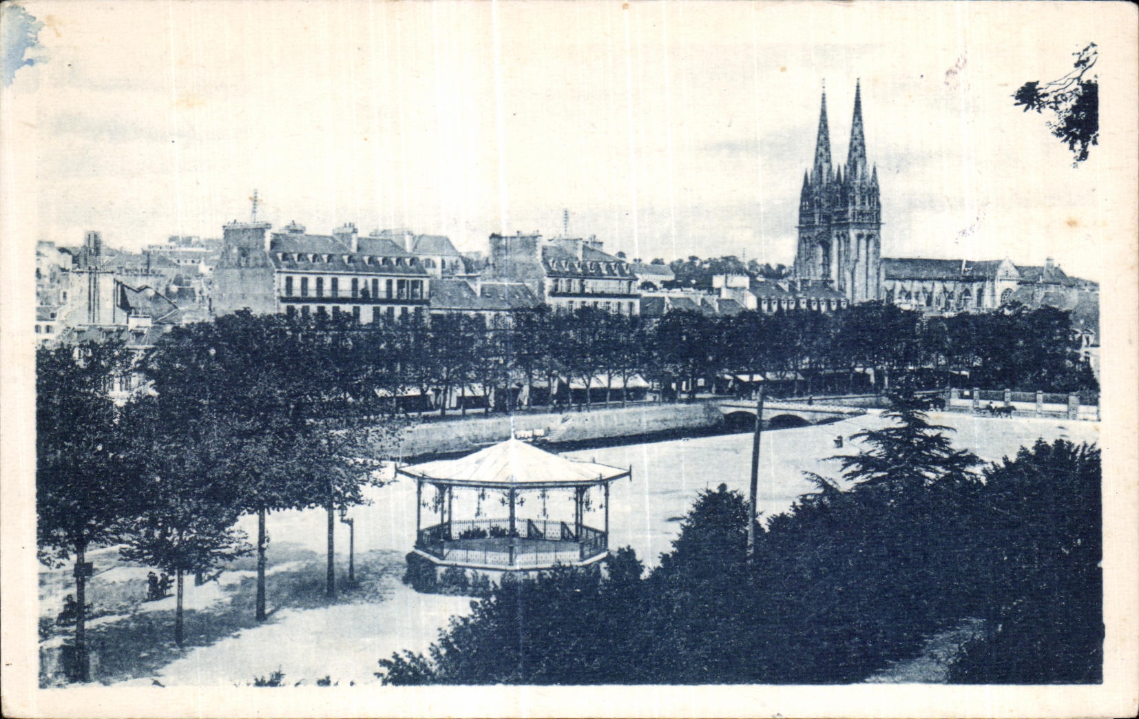 CPA Quimper Le Champ de Bataille et la Cathedrale