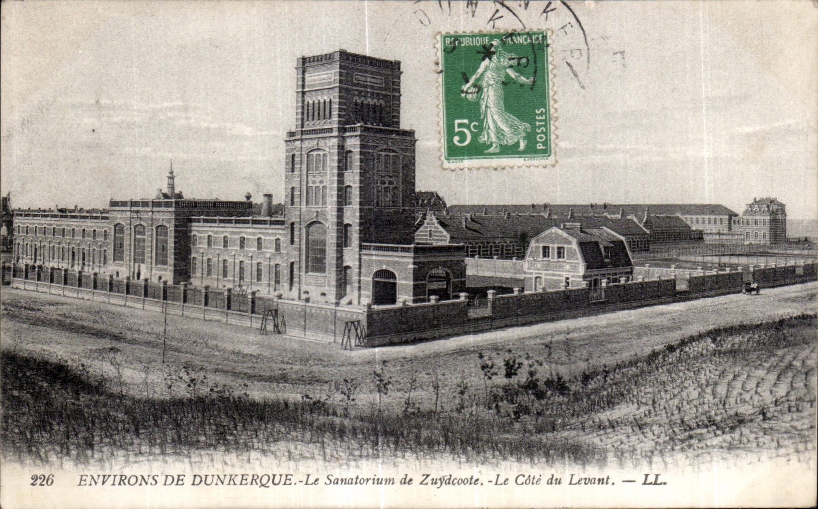 CPA Environs de Dunkerque Le Sanatorium de Zuydcoote Le Cote du Levant