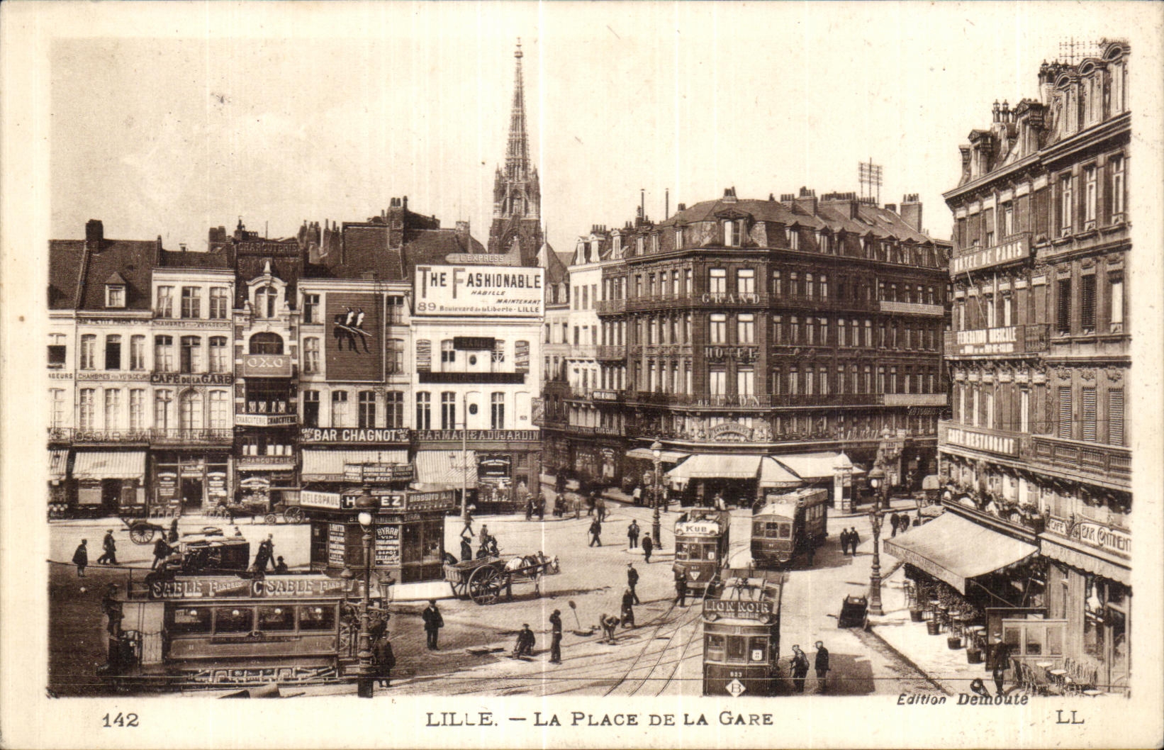 CPA Lille La Place de la Gare Tramways