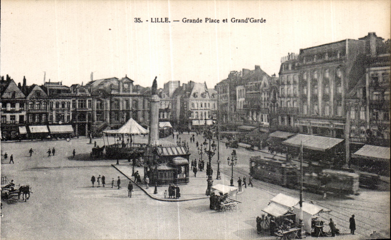 CPA Lille Grande Place et Grand Garde Tramways