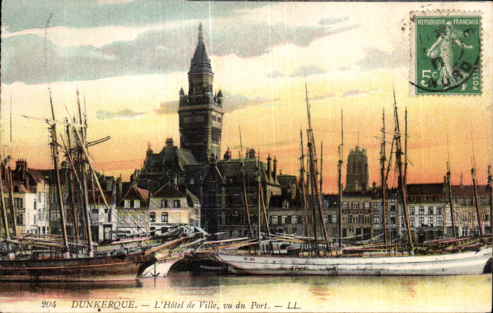 CPA Dunkerque L Hotel de Ville vu du Port Bateaux