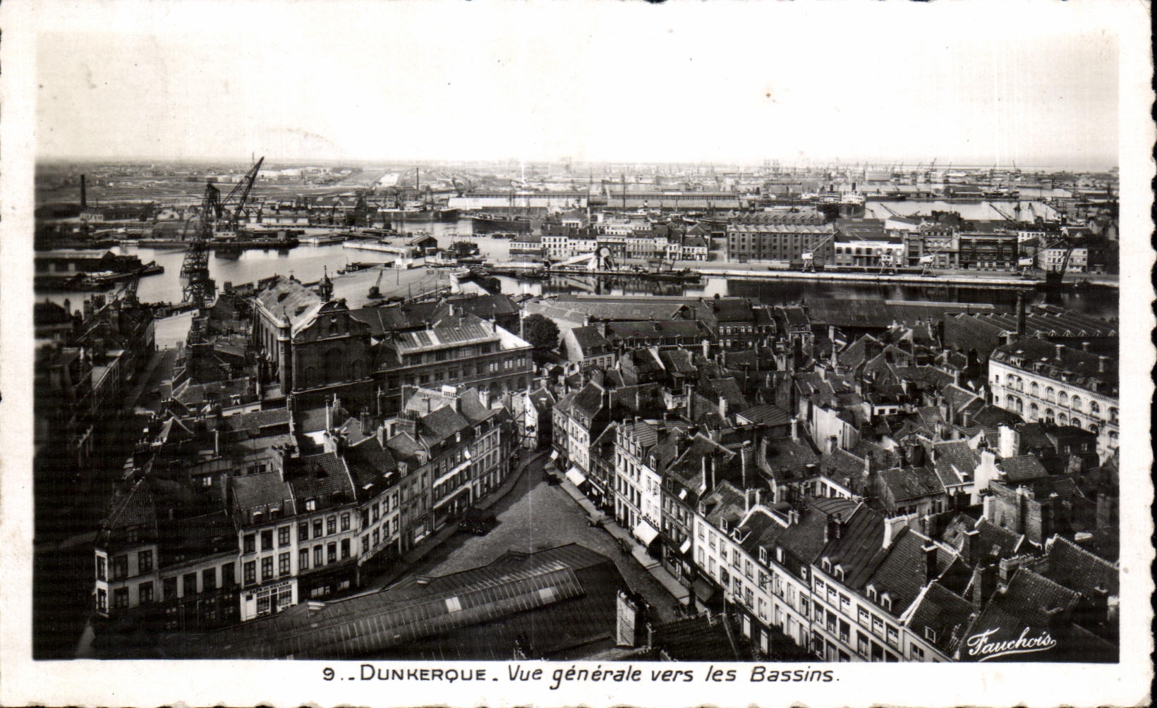 CPA Dunkerque Vue generale vers les Bassins