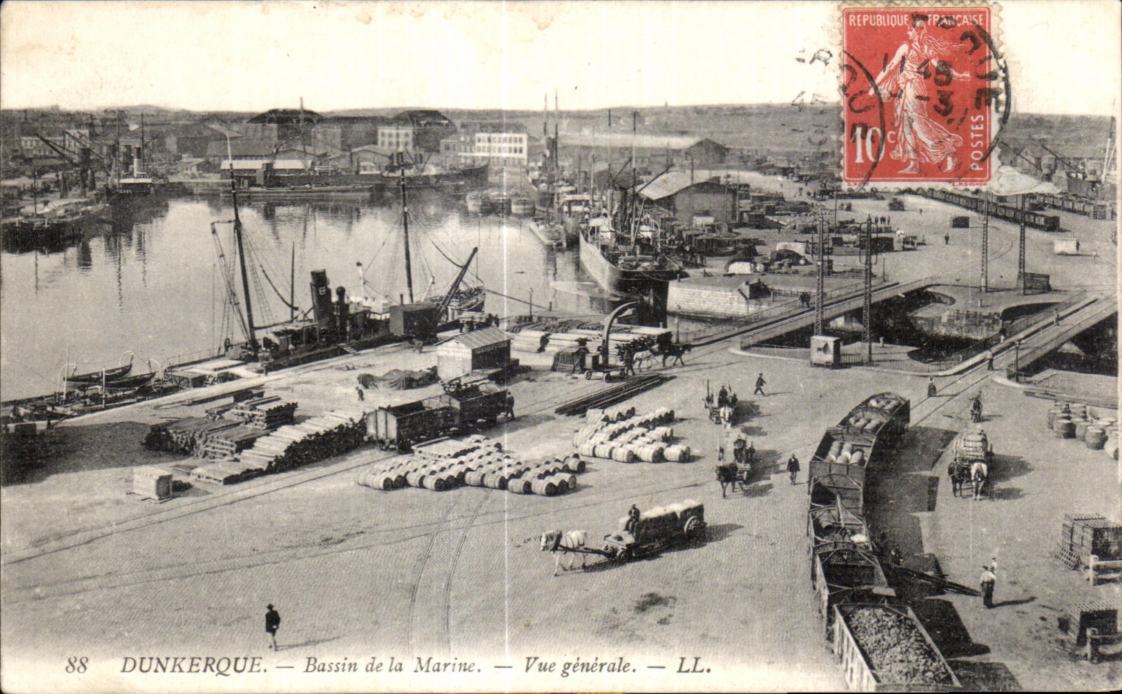 CPA Dunkerque Bassin de la Marine Vue generale Bateaux