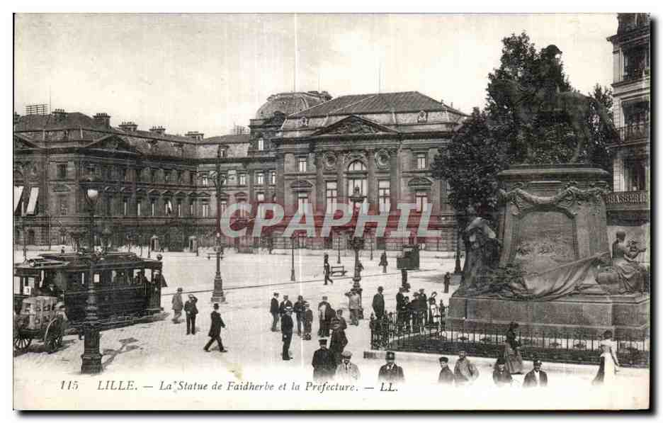 CPA Lille La Statue de Faidherbe et la Prefecture Tramway