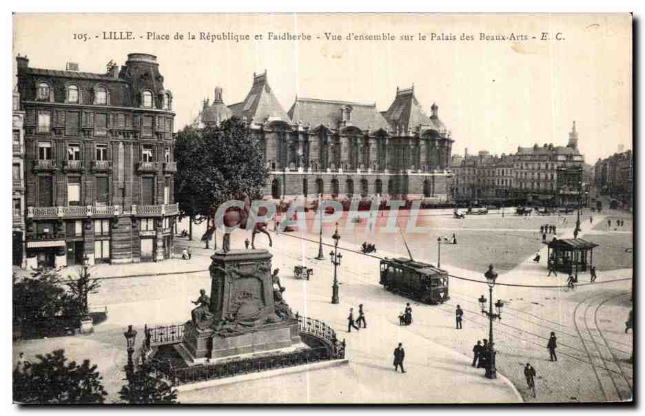 CPA Lille Place de la Republique et Faidherbe Vue d ensemble sur le Palais des Beaux Arts 