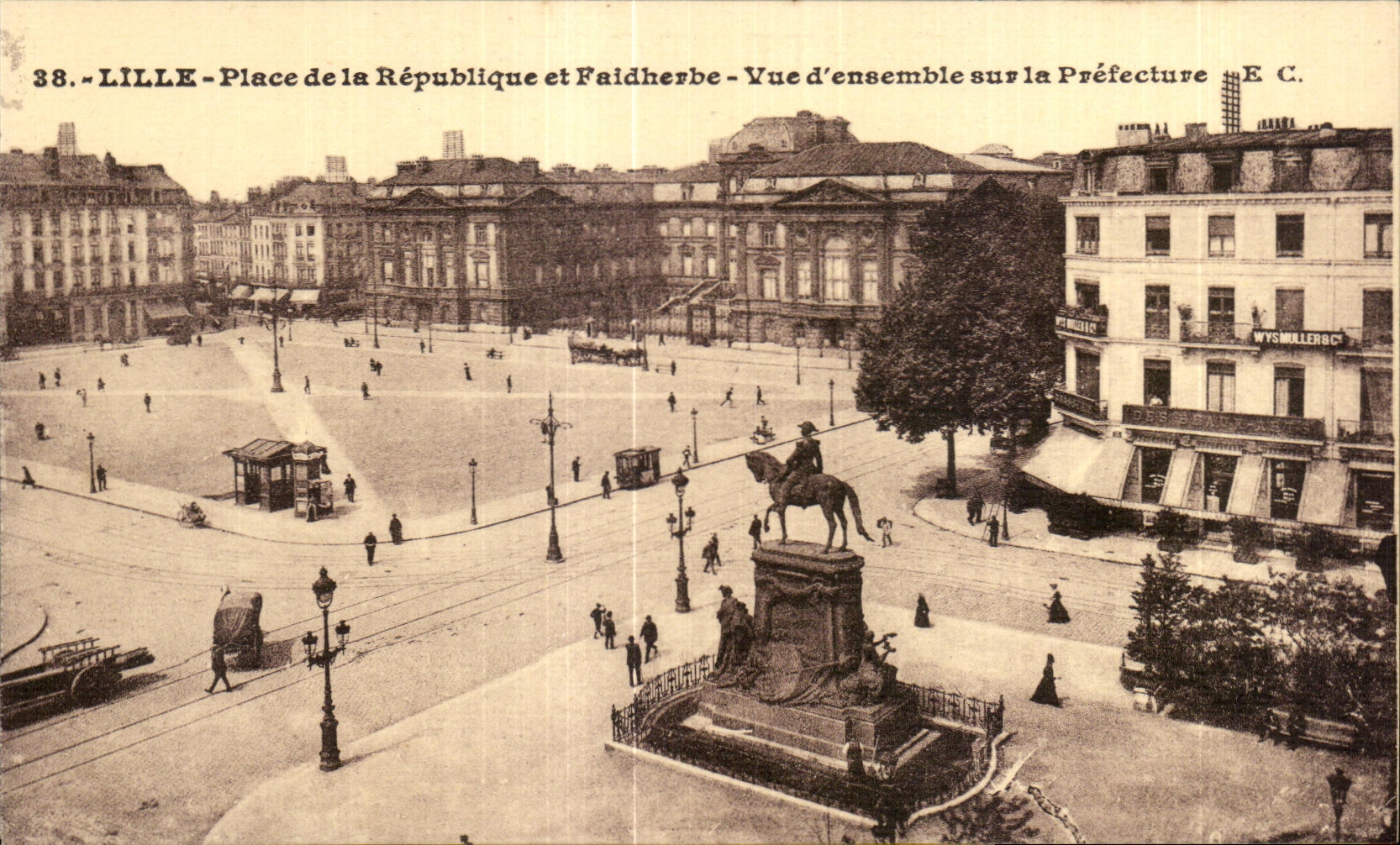 CPA Lille Place de la Republique et Faidherbe Vue d ensemble sur la Prefecture