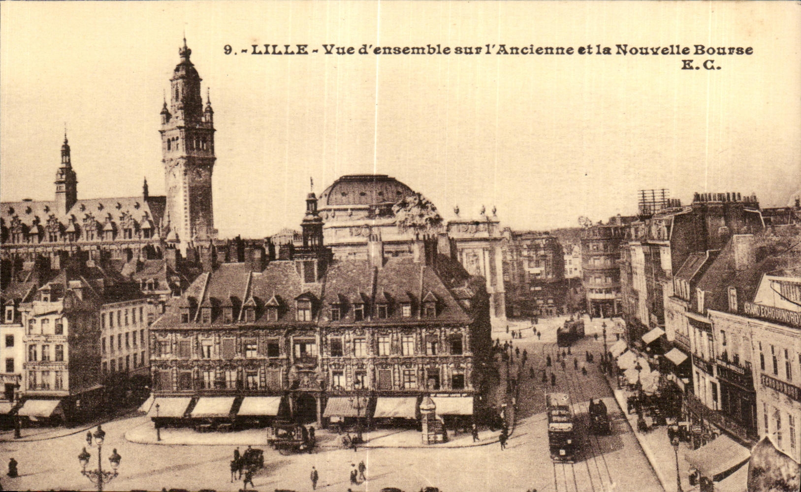 CPA Lille Vue d ensemble sur l Ancienne et la Nouvelle Bourse