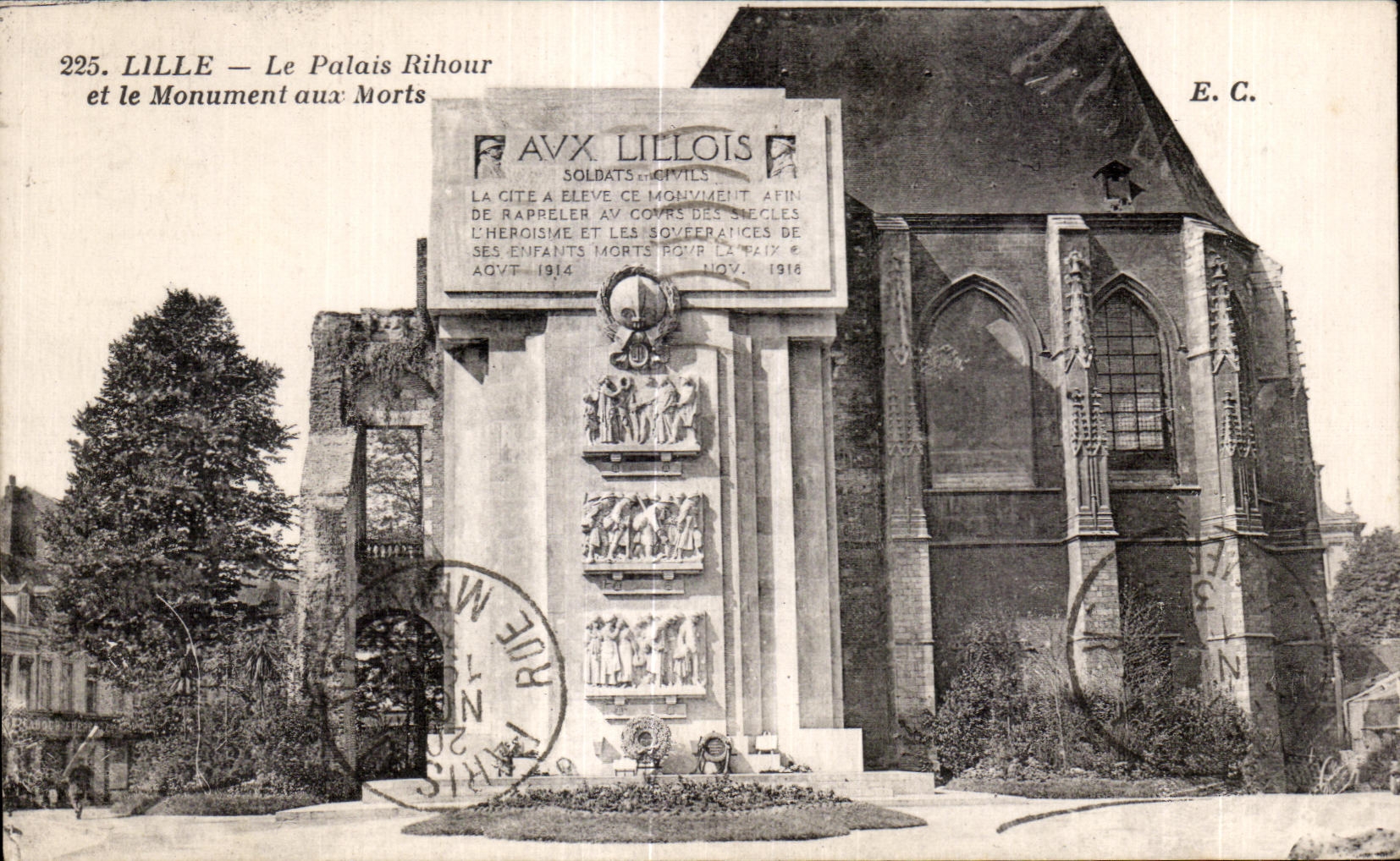 CPA Lille Le Palais Rihour et le Monument aux Morts
