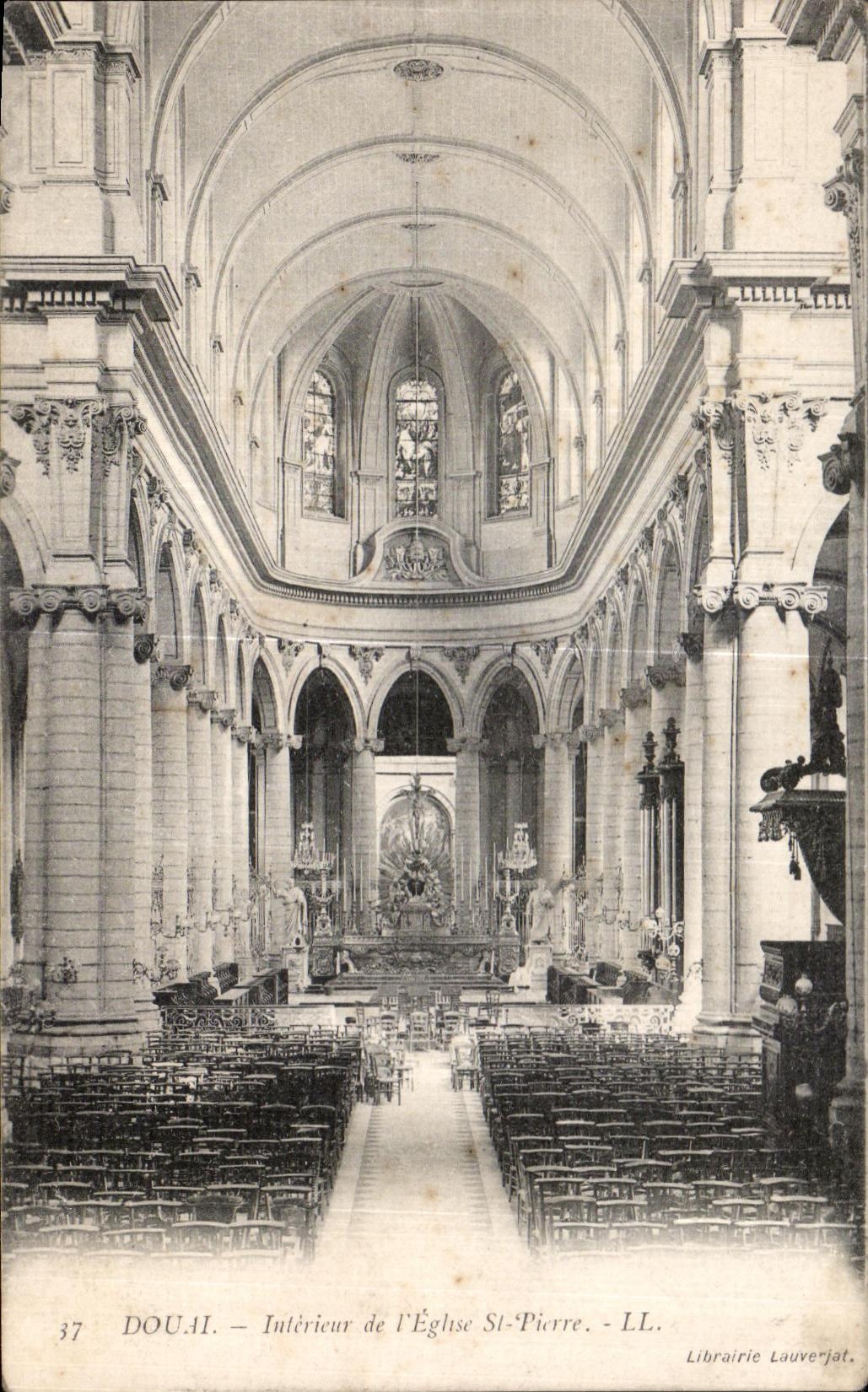 CPA Douai Interieur de l Eglise St Pierre