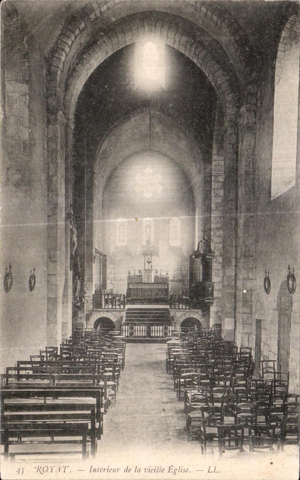 CPA Royat Interieur de la vieille Eglise