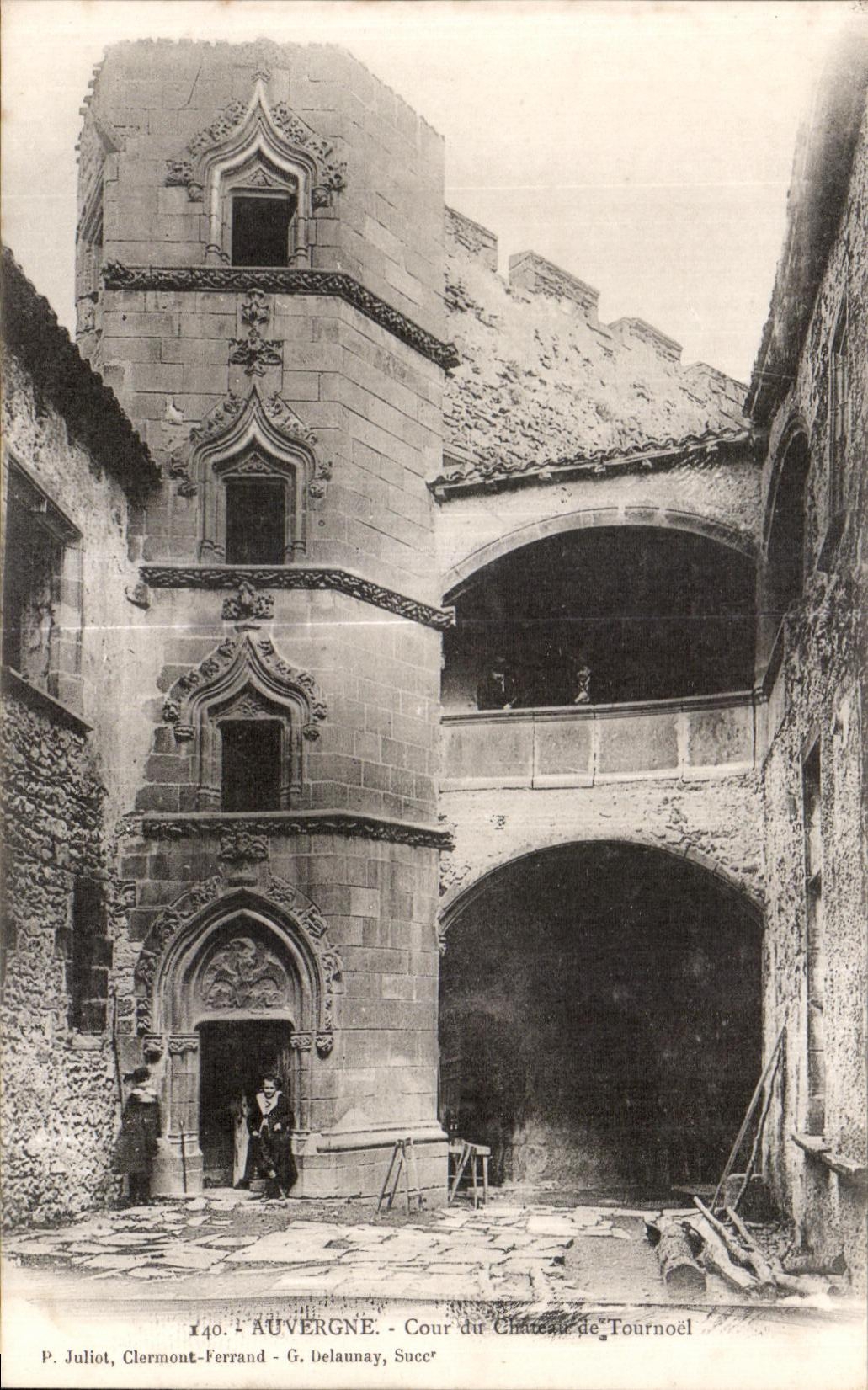 Cour du Château de Tournoeil — Auvergne — P. Juliolt, Clermont-Ferrand - G. Delaunay, Succ' n°140